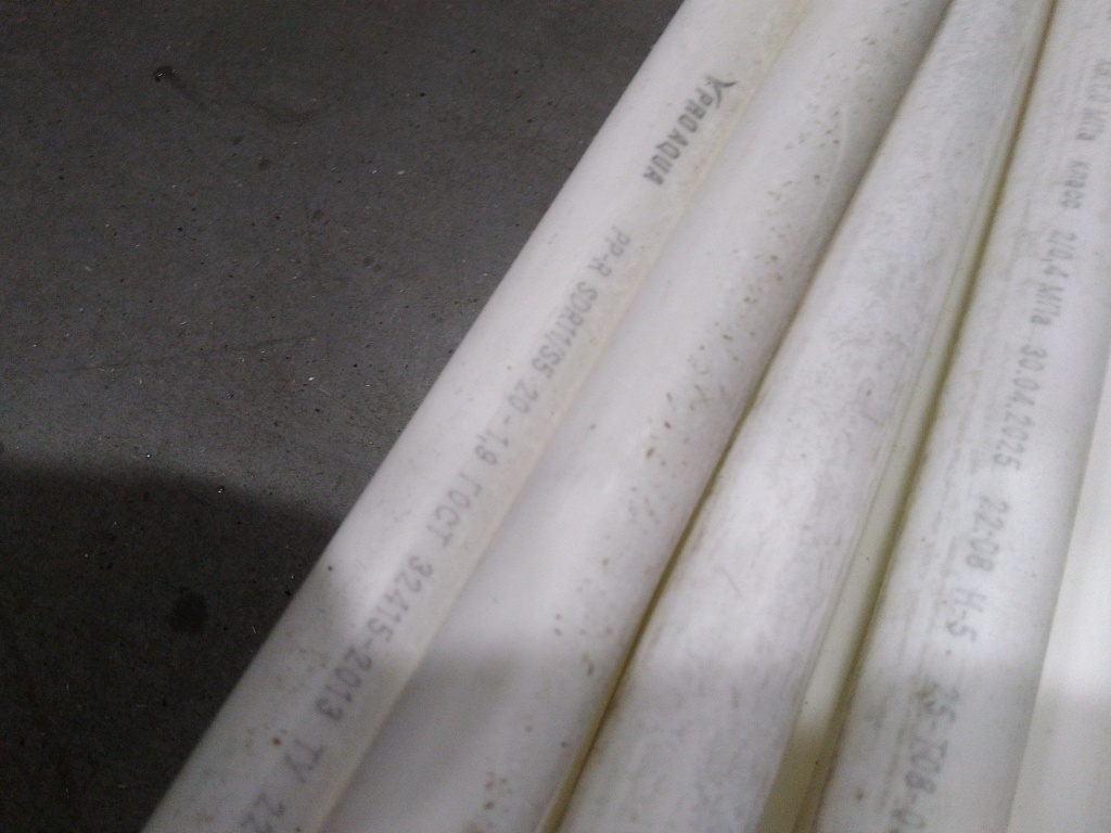 Уцененный товар (нетоварный вид): Труба из полипропилена Pro Aqua PP-R SDR-11 Белая 4м d= 20, PA11008