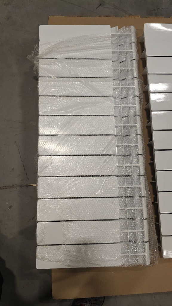 Уцененный товар (вмятина, потертость на ламелях крайних секций): Радиатор биметаллический ROMMER Profi BM 350 12 секций боковое подключение (BI350-80-80-130) (RAL9016), RBM-1210-035012