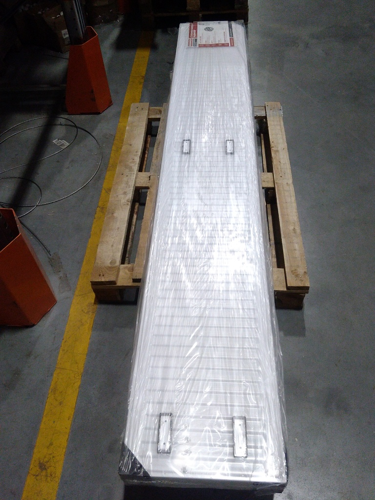 Уцененный товар (замятие греющей панели): Стальной панельный радиатор ROMMER Ventil 22/400/2600 нижнее правое подключение, RRS-2020-224260