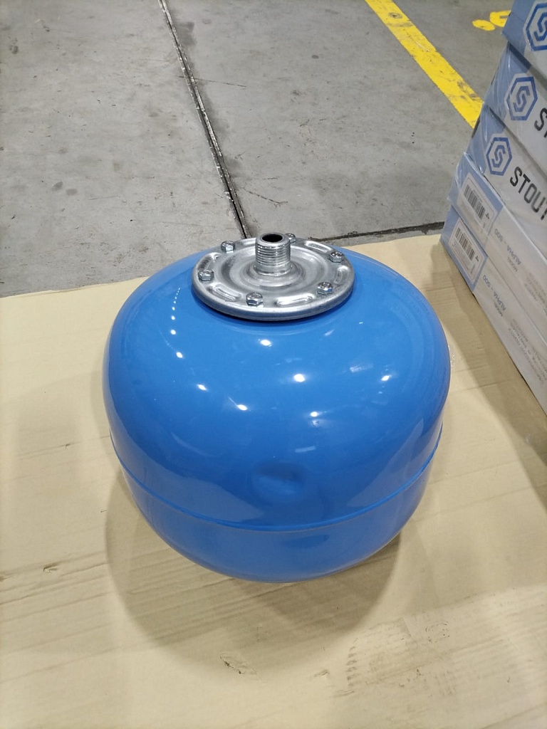 Уцененный товар (ВМЯТИНА НА КОРПУСЕ): Расширительный бак STOUT STW-0001 гидроаккумулятор 24 л. вертикальный (цвет синий), STW-0001-000024