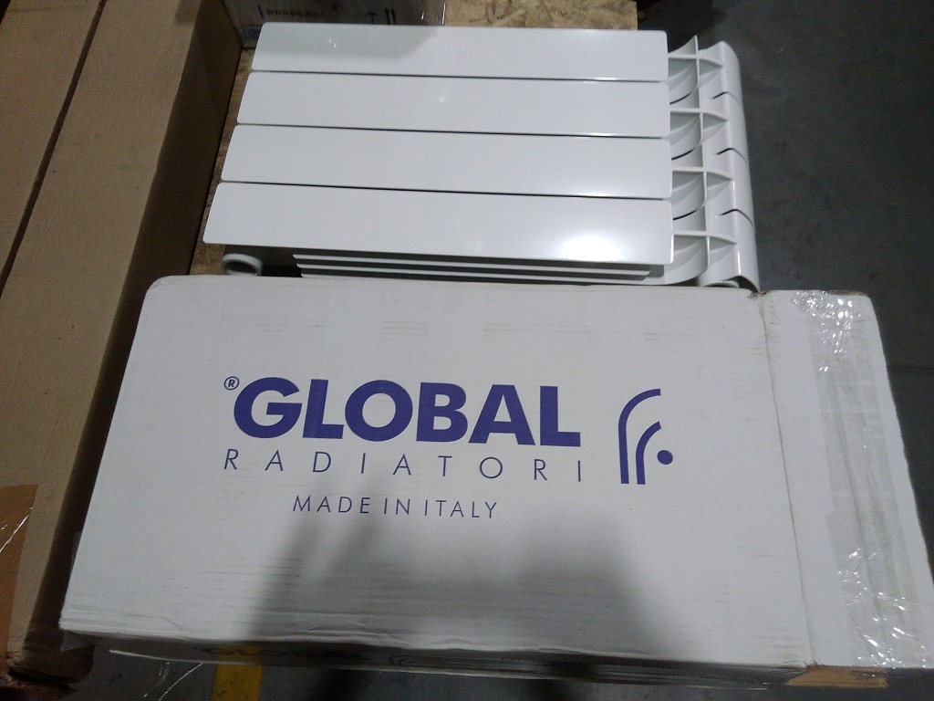 Уцененный товар (нарушена упаковка, скол ламели): Радиатор биметаллический Global STYLE PLUS 500 4 секции боковое подключение (белый RAL 9010), STP05001004