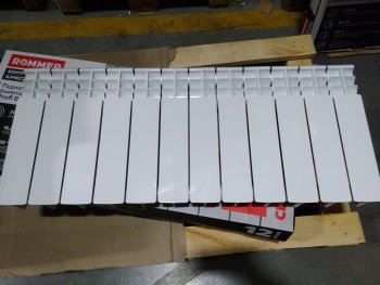 Уцененный товар (нарушена упаковка, трещина ламели): Радиатор биметаллический ROMMER Profi BM 350 12 секций боковое подключение (BI350-80-80-130) (RAL9016), RBM-1210-035012