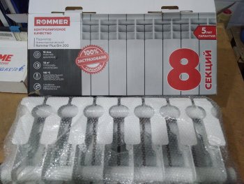 Уцененный товар (скол на ламели крайней секции): Радиатор биметаллический ROMMER Plus BM 200 8 секций боковое подключение (RAL9016), RBM-3210-020008