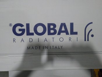 Уцененный товар (нарушена упаковка, скол краски на нижней части секции): Радиатор алюминиевый Global ISEO 500 4 секции боковое подключение (белый RAL 9010), IS05001004