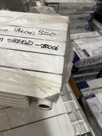 Уцененный товар (отсутствует упакаковка, скол краски, замятие ламели крайней секции): Радиатор биметаллический STOUT TITAN 500 6 секций боковое подключение (белый RAL 9016), SRB-3310-050006